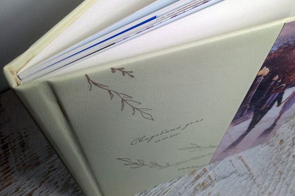 Фотокнига с обложкой из кожзама, фотовставкой и УФ-печатью 4